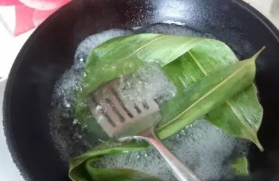 处理干粽叶，切记不要直接入锅煮，多做一步